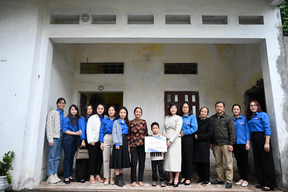 Chi đoàn TNCS Hồ Chí Minh Trường Chính trị Nguyễn Văn Cừ trao quà cho học sinh nghèo vượt khó