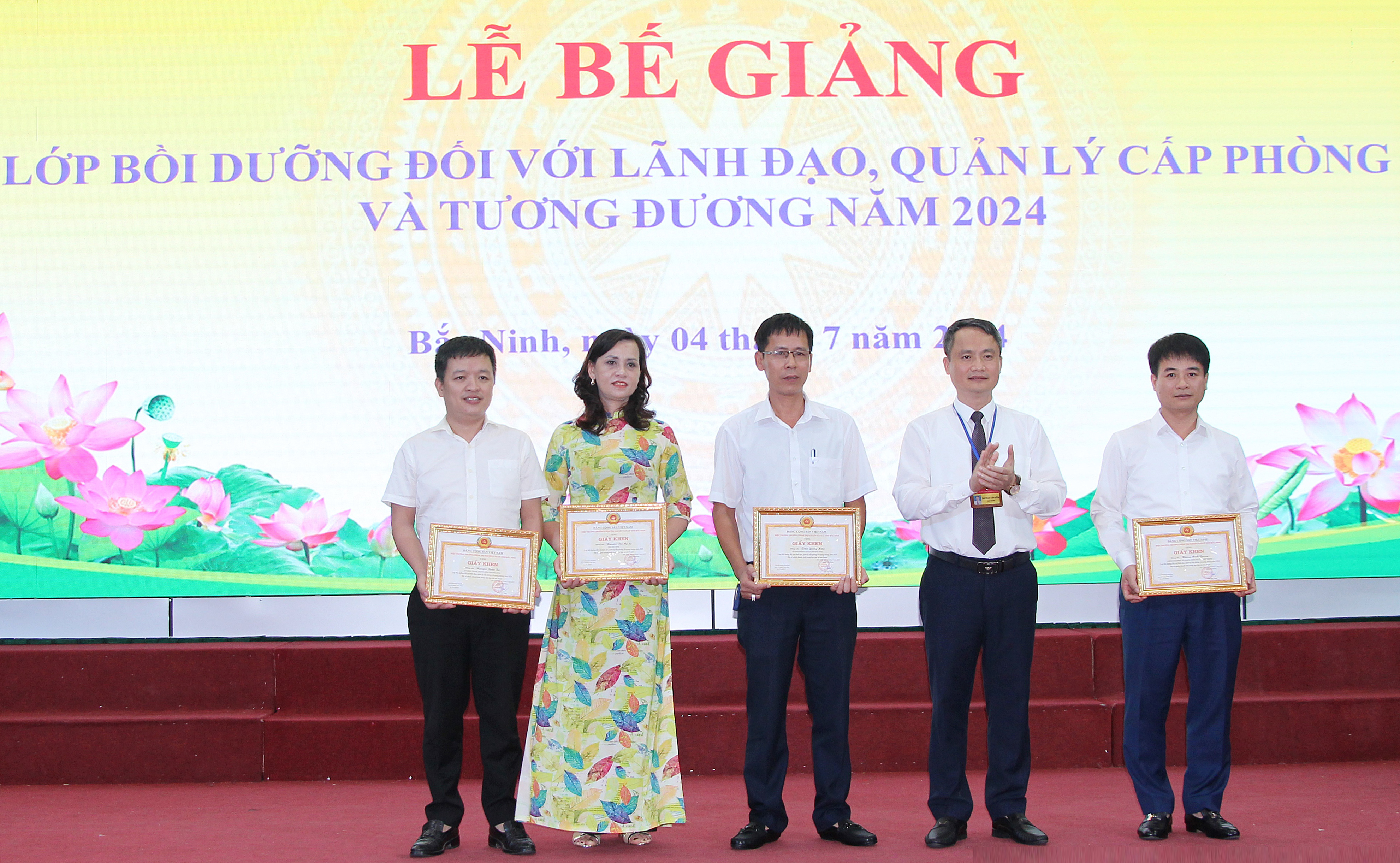 Bế giảng Lớp bồi dưỡng đối với lãnh đạo, quản lý cấp phòng và tương đương